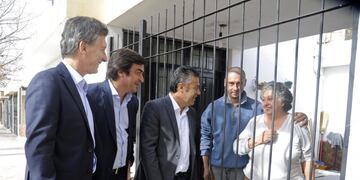 DYN18, MENDOZA 28/05/015, EL LIDER DE PRO, MAURICIO MACRI Y EL CANDIDATO MENDOCINO,  ALFREDO CORNEJO  EN UN TIMBREO CON VECINOS DE LUJu00c1N DE CUYO.FOTO.DYN/PRENSA PRO. mendoza mauricio macri Alfredo Cornejo y Omar De Marchi elecciones presidenciales 2015 recorrida candidato del pro y jefe de gobierno de la ciudad