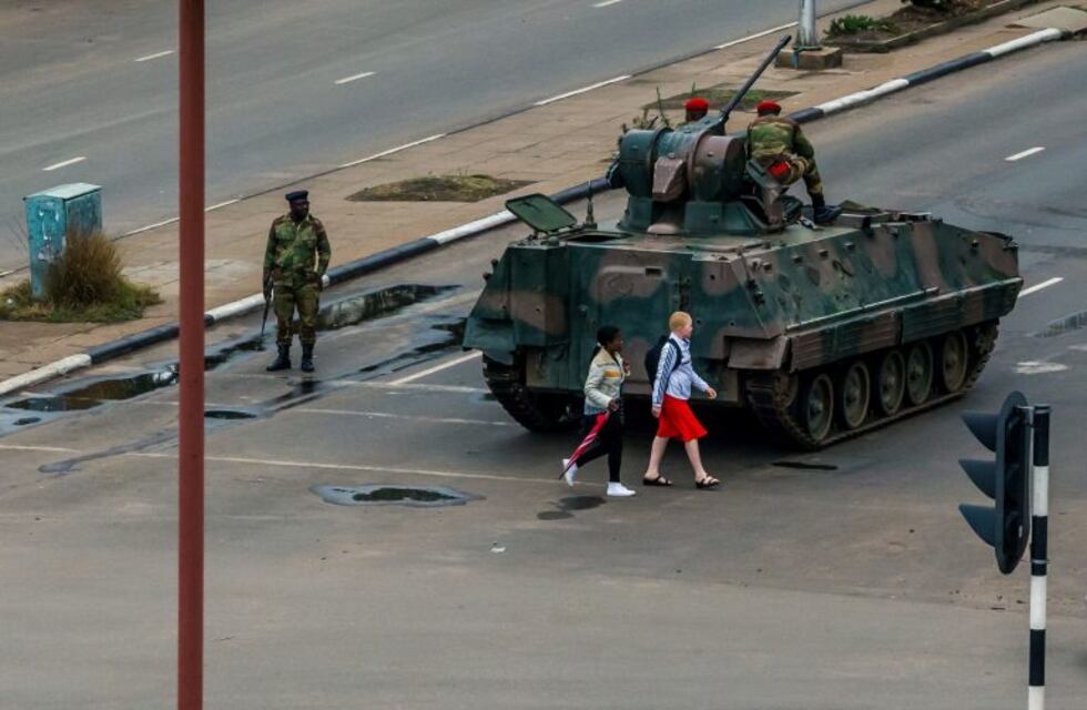 El Ejército de Zimbabwe arrestó al presidente y tomó el poder