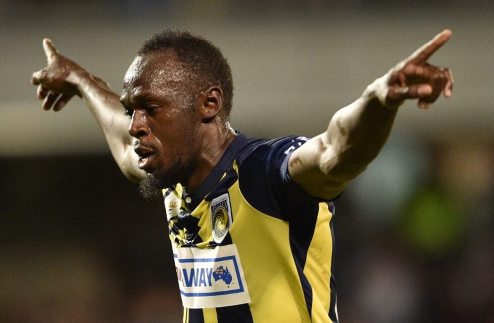 Usain Bolt marcó un doblete en su primer partido como titular