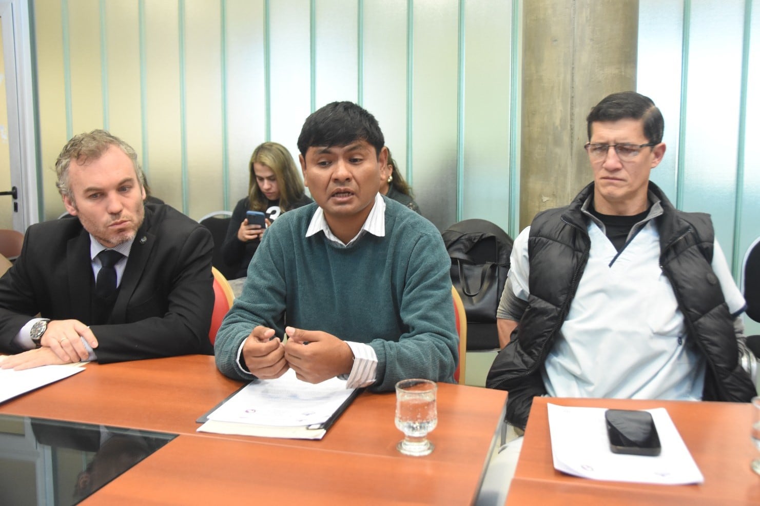 De izquierda a derecha el diputado provincial Luciano Angelini; el presidente del Círculo de Médicos Veterinarios de Jujuy, Fabián Oropeza; y el profesional Martín Canedi, en la reunión en la Legislatura.
