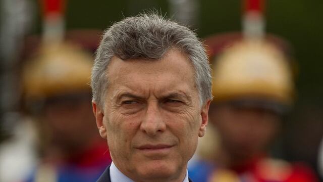 BRA100. BRASILIA (BRASIL), 07/02/2017.- El presidente argentino Mauricio Macri, pasa revista a las tropas hoy, martes 7 de febrero de 2017, a su llegada a la Casa Presidencial en Brasilia (Brasil). Macri, llegu00f3 hoy a Brasilia, donde fue recibido con honor