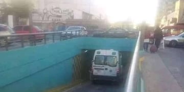 Las ambulancias no pasan por el viaducto de Ceretti en Villa Urquiza\u002E (Reverso)