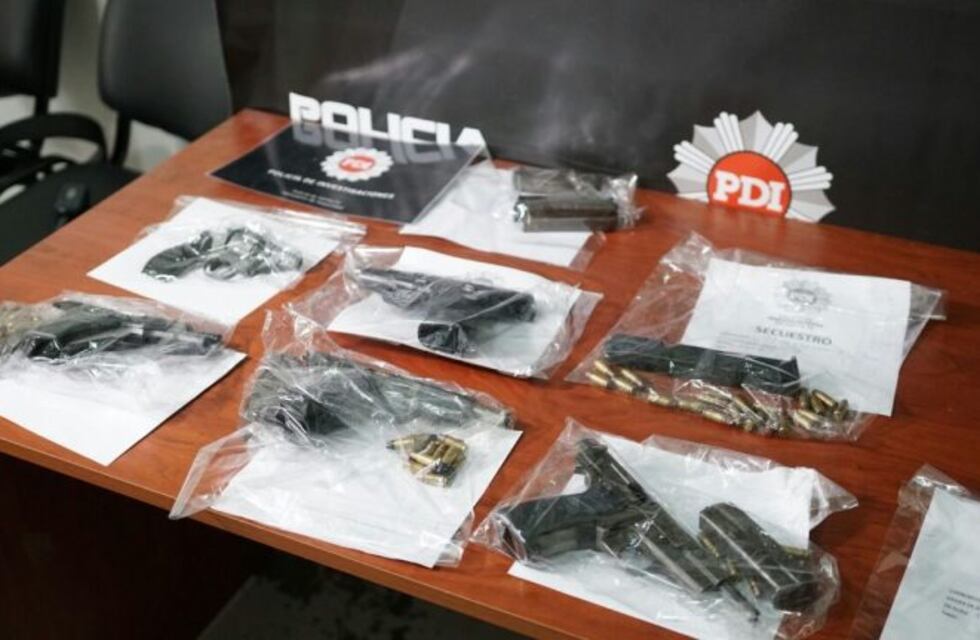 Los investigaban por disparar contra una vivienda y les encontraron cuatro pistolas y municiones
