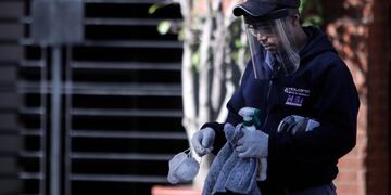AME669\u002E BUENOS AIRES (ARGENTINA), 06/04/2020\u002E- Un hombre con una mascara de protección circula por una calle de Buenos Aires hoy lunes, al iniciar una nueva semana de aislamiento obligatorio por el virus COVID-19\u002E EFE/Juan Ignacio Roncoroni