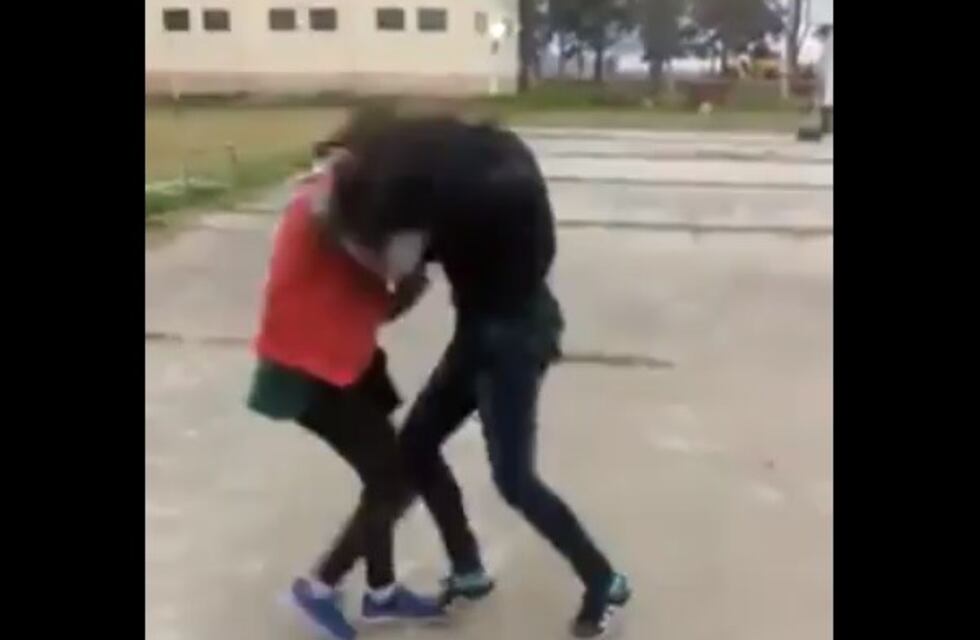 Brutal pelea de alumnas: una de ellas estaría embarazada