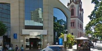 La misma esquina de Colón y San Martín en la actualidad, frente a la Plaza 9 de Julio, donde antaño funcionaron varios comercios\u002E Al fondo la catedral de San José\u002E (Posadas del Ayer)