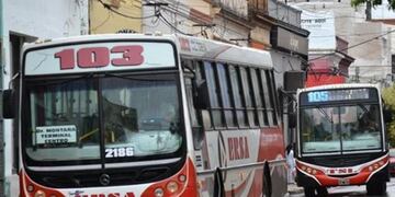 Imagen archivo\u002E Un colectivero de la línea 103 fue asaltado por delincuentes y lo agredieron con un cuchillo en el barrio Esperanza\u002E