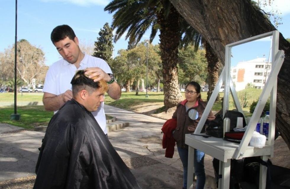 Historia: armó una peluquería ambulante para afrontar la crisis