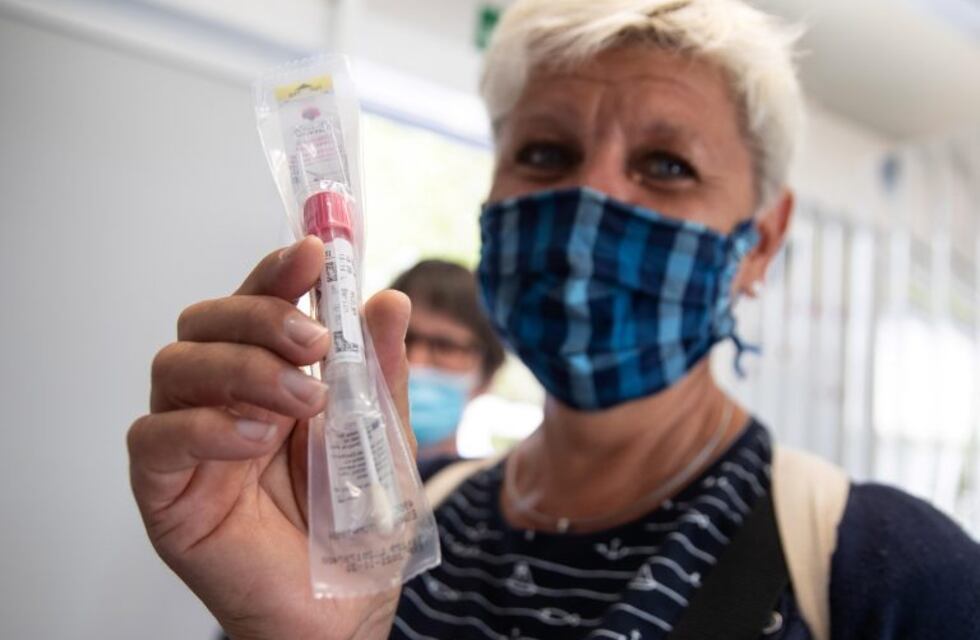 Comenzarán a considerarse casos positivos de Covid personas con síntomas que sean convivientes de un caso confirmado