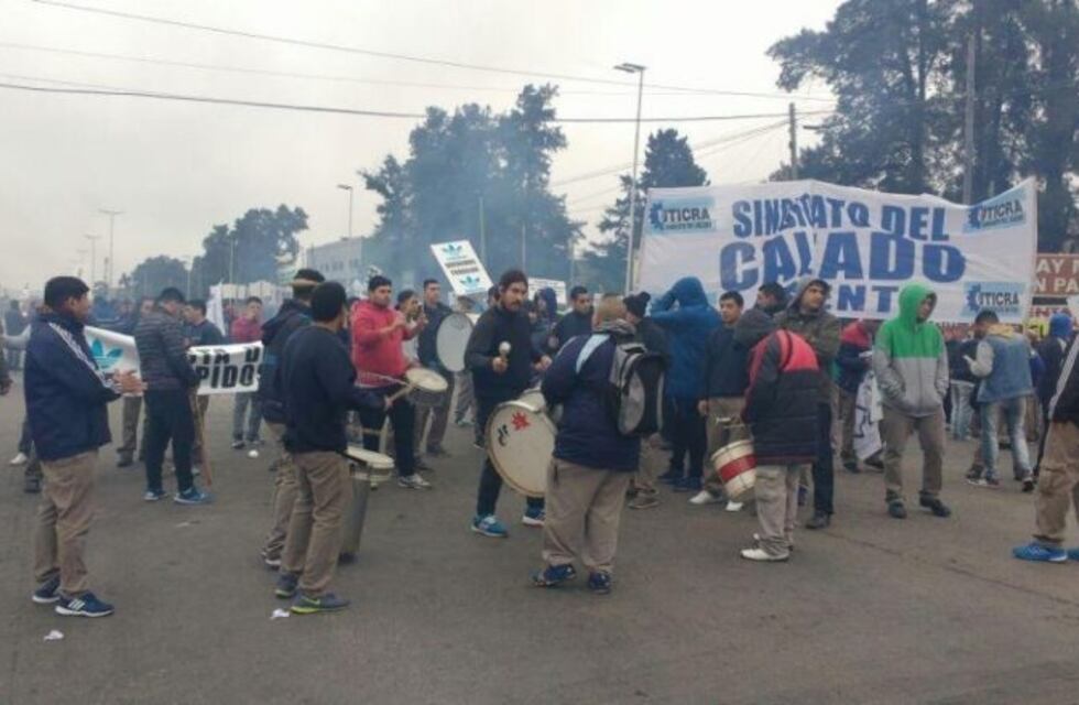 Obreros de Adidas levantan corte en Camino de Cintura, tras un pedido de reunión efectuado por la empresa