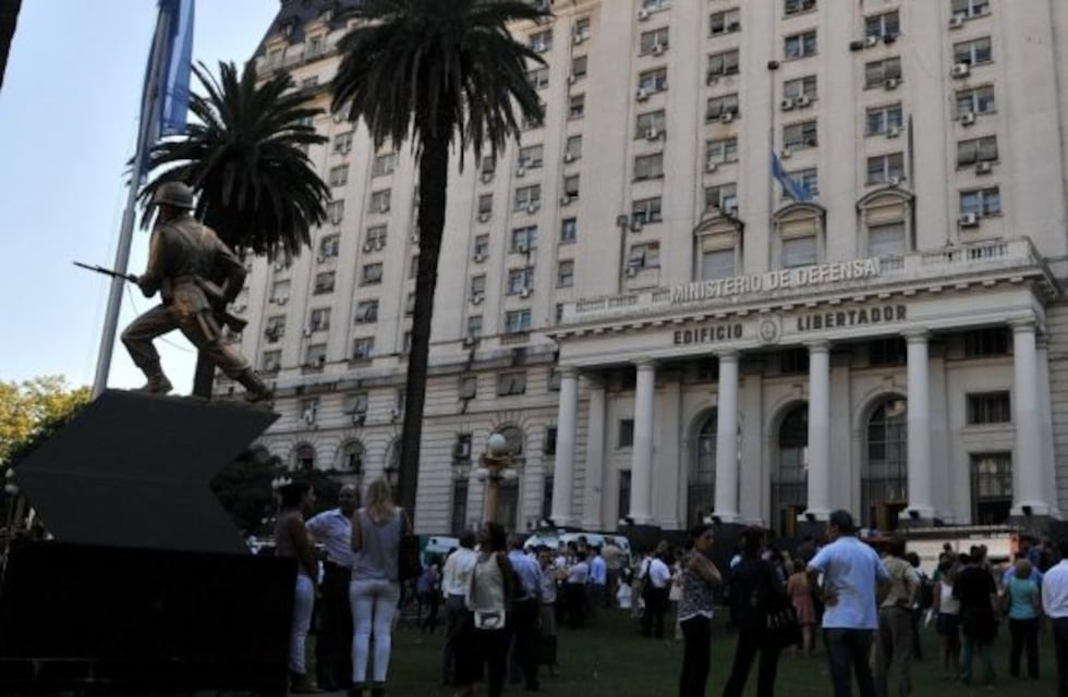 Tres cajas con materiales explosivos fueron halladas en un baño del Ministerio de Defensa