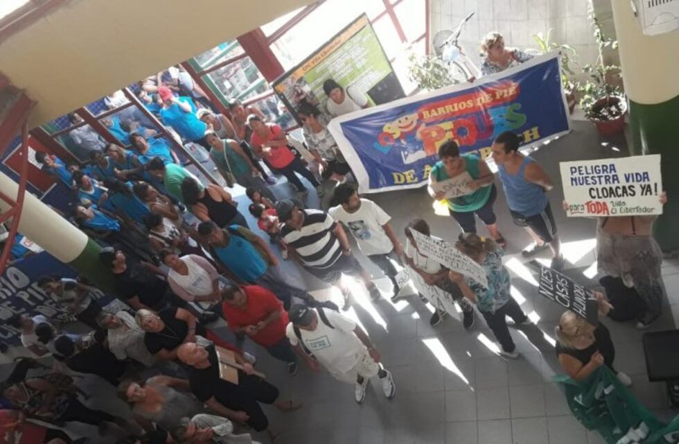 Villa El Libertador: vecinos tomaron el CPC y piden solución al problema de cloacas
