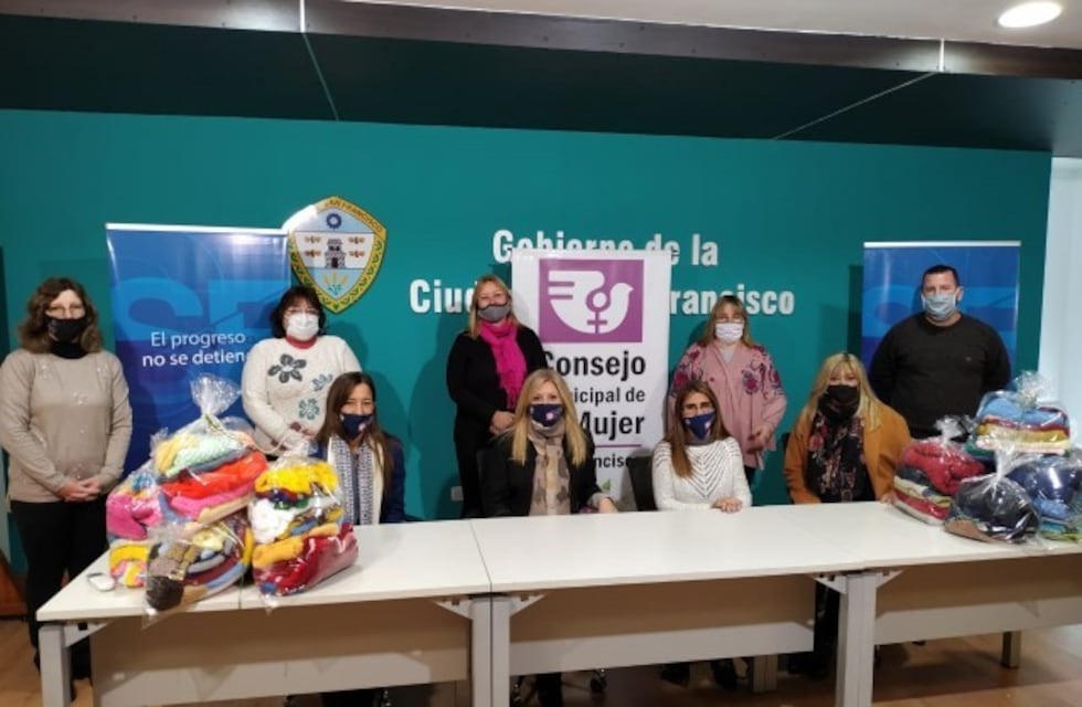 San Francisco: entregaron abrigos confeccionados por las "manos solidarias"