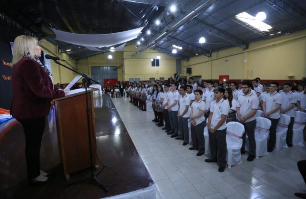 Bertone tomó la promesa de lealtad a la Constitución provincial a alumnos de la EMEI