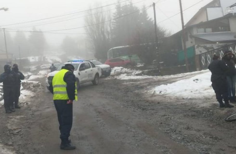 Choque entre un auto y una bicicleta en Bariloche: hay un herido