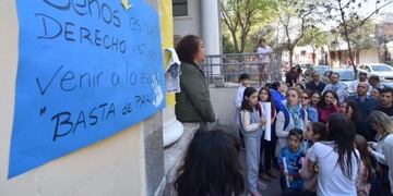 La rectora de la escuela salió a hablar con los padres\u002E