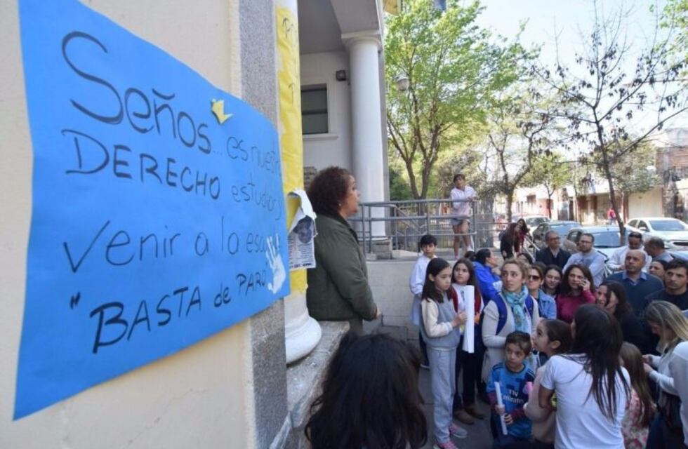 Padres y alumnos de la "Mixta" se reunieron para pedir que inicien las clases