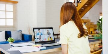 Piropeó a su maestro en una clase virtual y olvidó apagar el micrófono\u002E (Foto ilustrativa)