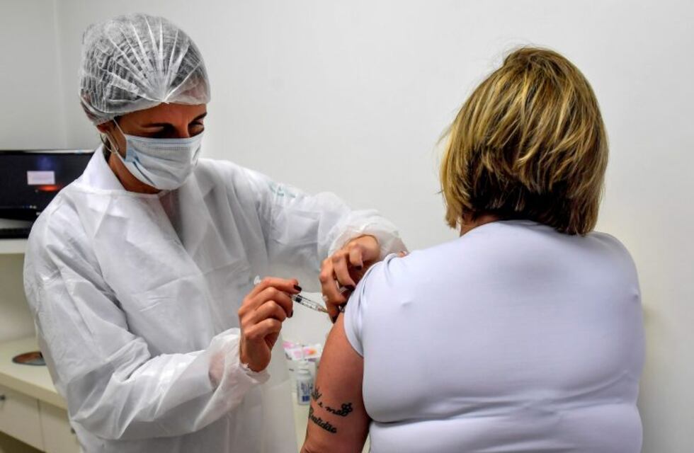 AstraZeneca estima que la vacuna podría distribuirse a finales de marzo