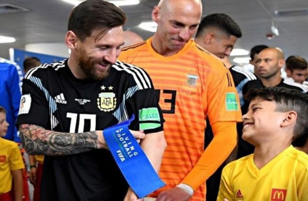 La historia del chico que salió a la cancha de la mano de Messi
