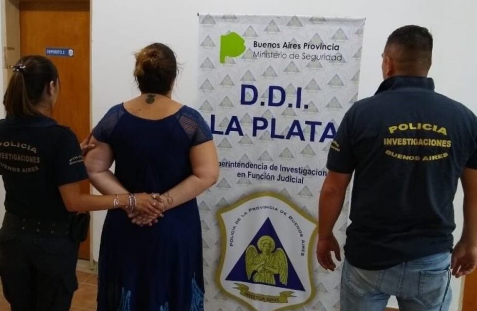 Una profesora de La Plata atropelló al padre de un alumno porque la amenazó por WhatsApp