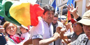 El presidente de Bolivia, Evo Morales, llega a un mitin con cientos de sus simpatizantes este jueves, en la plaza 14 de Septiembre de Cochabamba (Bolivia)\u002E Crédito: EFE/ Jorge Abrego\u002E