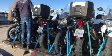AFIP secuestró en el aeropuerto de El Calafate 9 motocicletas, un trailer y una Sprinter