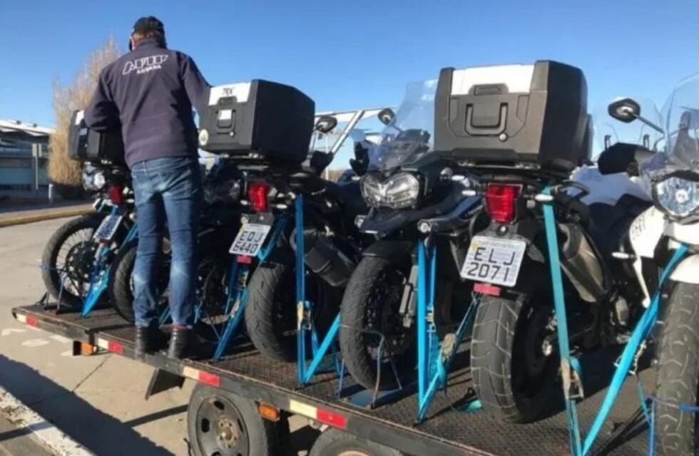 AFIP secuestró en el aeropuerto de El Calafate 9 motocicletas, un trailer y una Sprinter