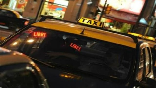 Los sorprendieron teniendo sexo dentro un taxi