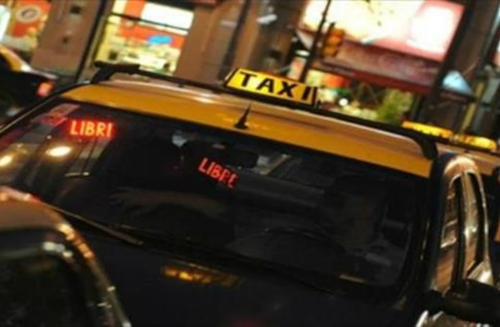 Fueron a verificar si había gente dentro de un taxi y los sorprendieron teniendo sexo