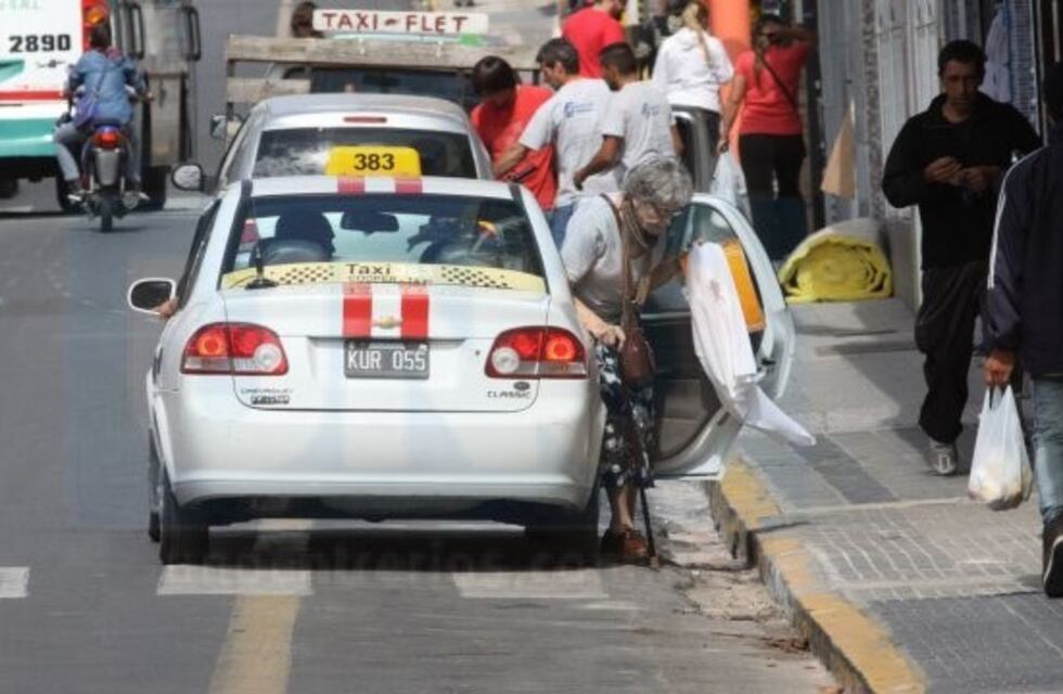 Aumentarán el taxi en Paraná y la bajada de bandera será de $43