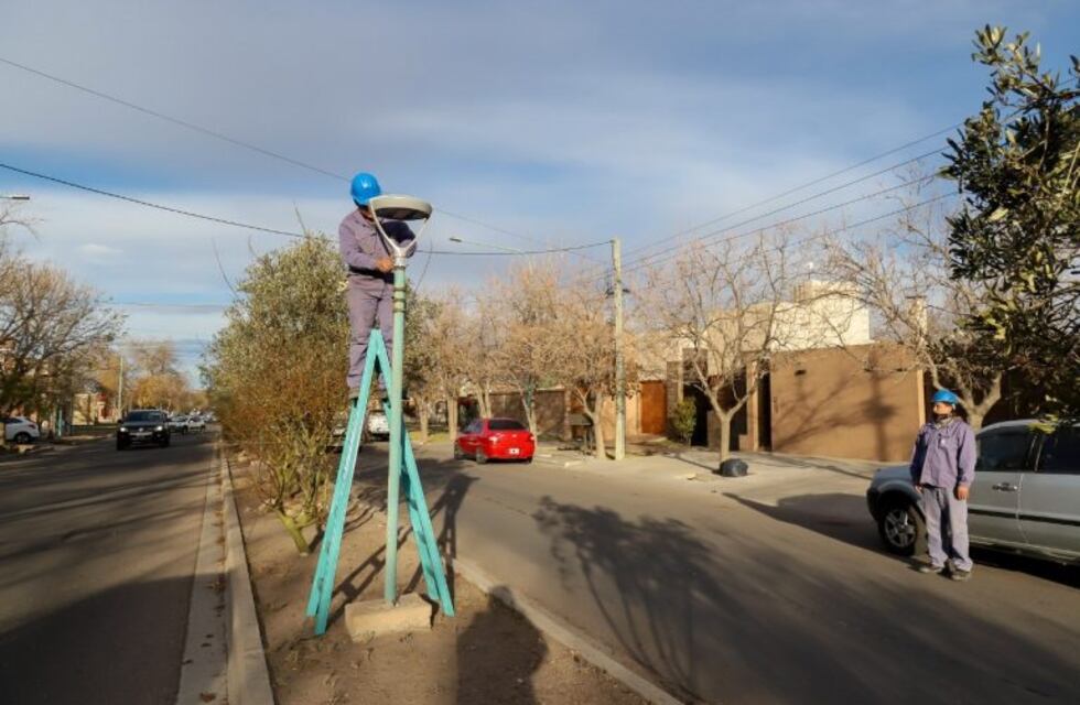 Avanzan con el recambio de luces a led y vándalos destruyen los equipos recién instalados