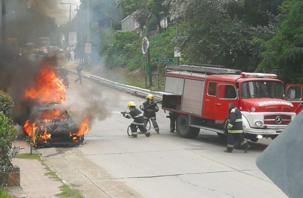 Salsipuedes: se incendió una camioneta frente a la comisaria