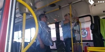 Los choferes de colectivos estarán aislados con una cápsula de nylon para evitar contagios\u002E