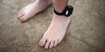 Entregaron las primeras tobilleras electrónicas para proteger a las víctimas de violencia de género\u002E El anuncio convierte a La Plata en la tercer ciudad en implementar esta medida de prevención\u002E