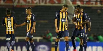 Soccer Football - Copa Sudamericana - Argentina's Rosario Central v Brazil's Sao Paulo - Gigante de Arroyito stadium, Buenos Aires, Argentina - April 12, 2018 - Players of Rosario Central react at the end of first half\u002E REUTERS/Agustin Marcarian santa fe rosario  futbol torneo copa sudamericana 2018 futbolistas partido Rosario Central vs san pablo sao paulo