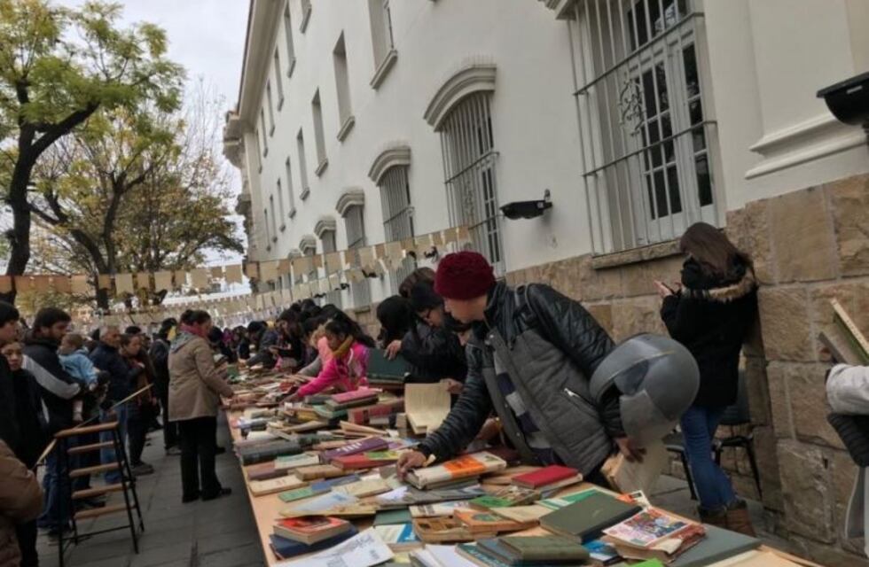 Venderán diez libros por $100 en una biblioteca salteña