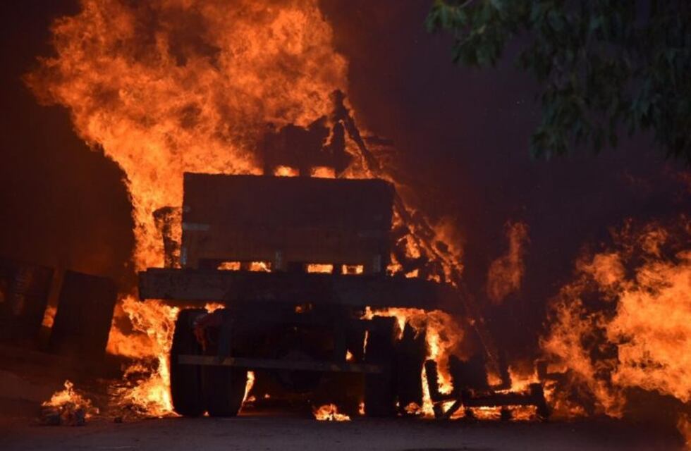 Un camión se incendió en La Paz mientras el conductor dormía en el interior