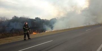Incendio de vehículo en Villa del Rosario