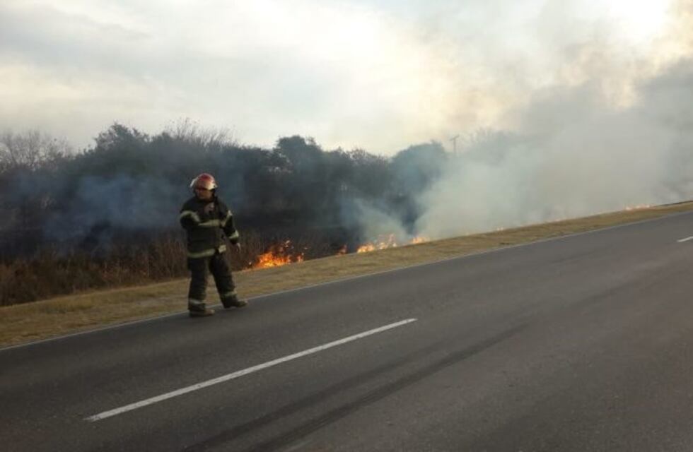Descartan que sea un accidente el caso de la mujer calcinada dentro de una camioneta
