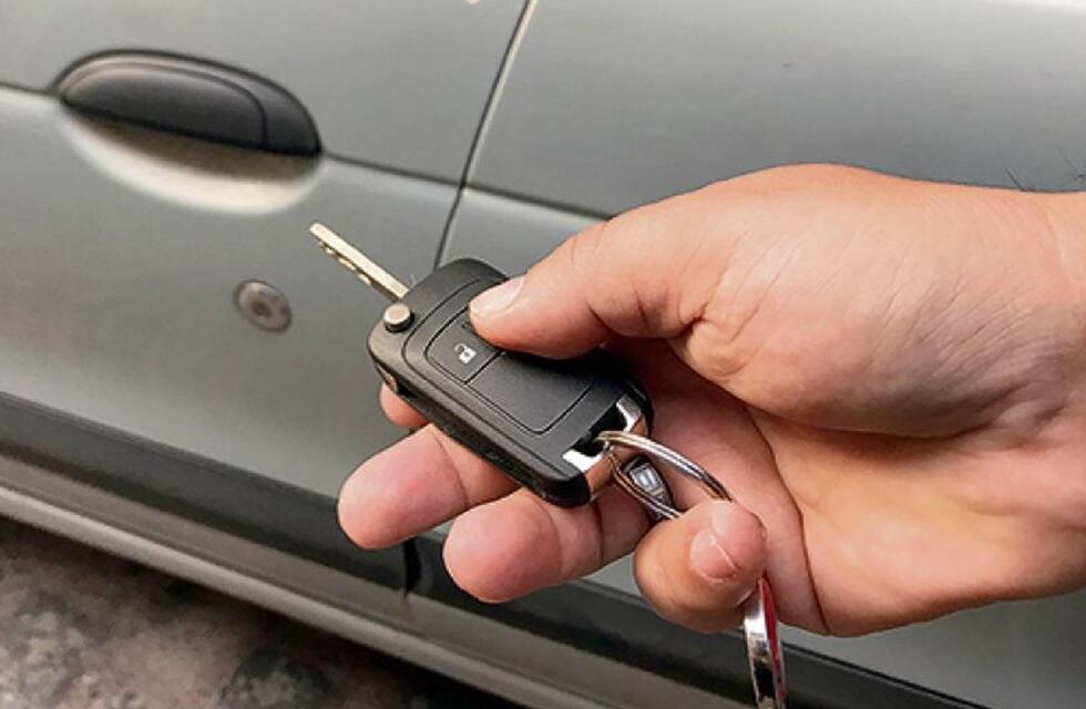 Le robaron su auto del pleno centro sanjuanino y apareció en Caucete a la medianoche: hay un detenido