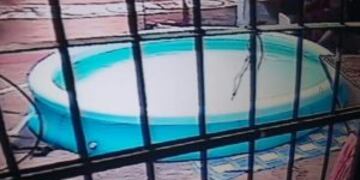 La imagen muestra una pileta de lona dentro de un pabellu00f3n de Coronda