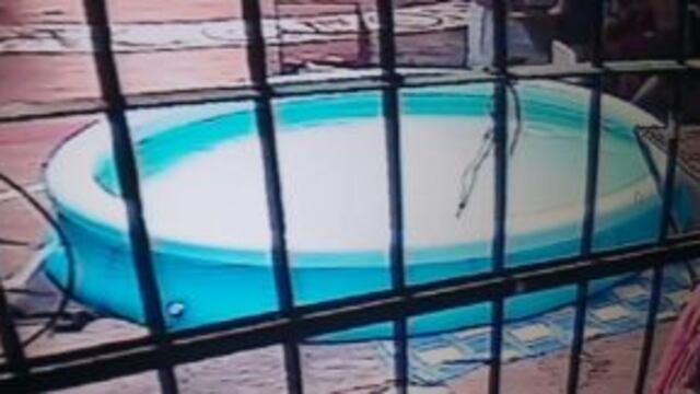 La imagen muestra una pileta de lona dentro de un pabellu00f3n de Coronda