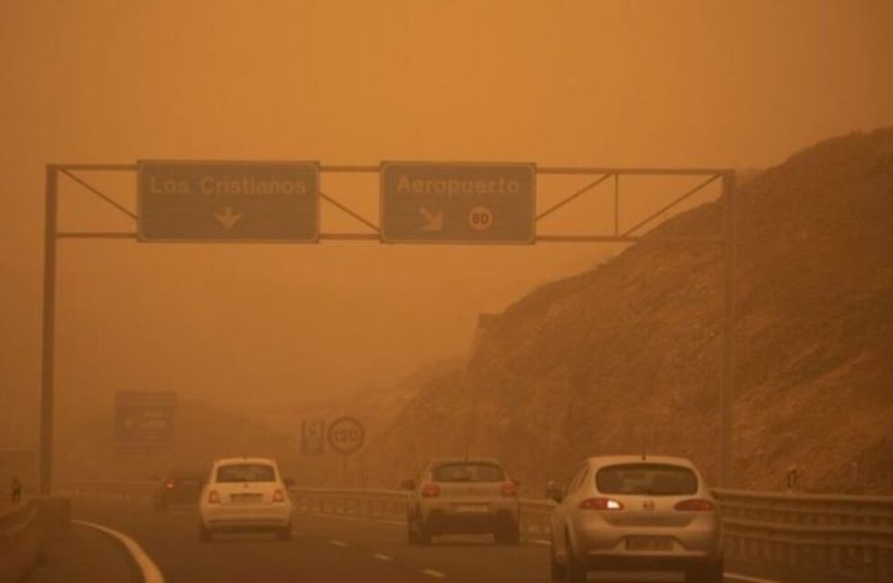 Las sorprendentes imágenes del temporal de calima que cubrió a las Islas Canarias de arena del Sahara