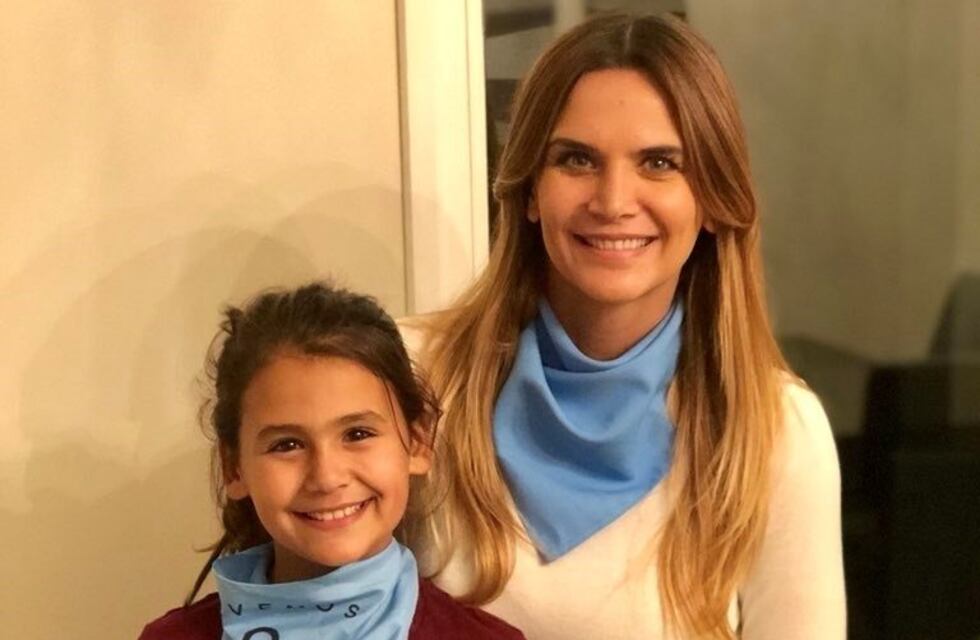 Amalia Granata publicó fotos de su hija con el pañuelo a favor de "las dos vidas"
