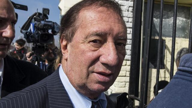 Muerte de Julio Grondona rnrnAvellaneda, Argentina. 1st August 2014 -- Ex football player and actual coordinator of Argentinian national teams Carlos Bilardo gets to the cemetery of Avellaneda to attend the wake of FIFA ex vice-president and ex president of the Argentine Football Association Julio Grondona. -- Fifa ex vice-president and ex president of the Argentine Football Association (AFA) Julio Grondona was buried today in the local cementery of Avellaneda city in Buenos Aires. Grondona, who died of heart failure on Wednesday at the age of 82. buenos aires Carlos Bilardo fallecimiento muerte presidente afa muerte fallecimiento dirigente deportivo presidente afa entierro llegada de la gente al cementerio