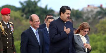 HAB06\u002E LA HABANA (CUBA), 21/04/18\u002E- El presidente de Venezuela, Nicolás Maduro (c), conversa con el vicecanciller cubano, Rogelio Sierra (i), y la primera dama venezolana, Cilia Flores (d), hoy, sábado 21 de abril de 2018, previo a una ofrenda floral ante la estatua del prócer cubano José Martí, ubicada en la Plaza de la Revolución de La Habana (Cuba)\u002E El nuevo presidente de Cuba, Miguel Díaz-Canel, recibió hoy en el Palacio de la Revolución de La Habana a su homólogo venezolano, Nicolás Maduro, el primer jefe de estado que visita la isla tras el relevo presidencial ocurrido esta semana en el país caribeño\u002E EFE/Alejandro Ernesto