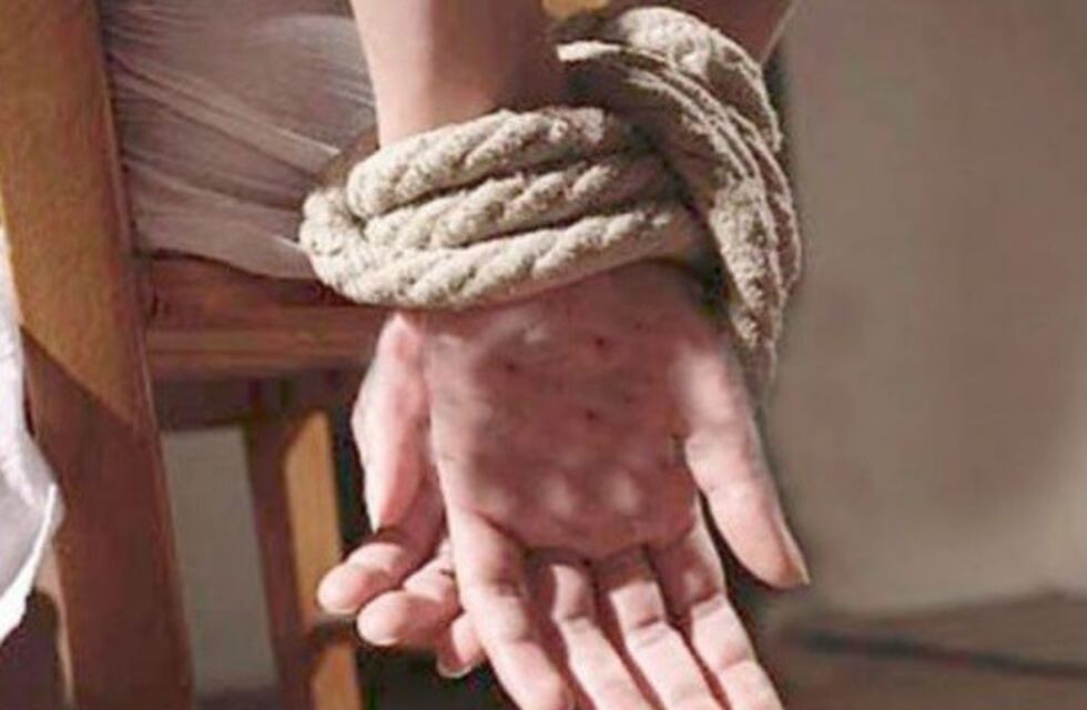 Una mujer fue abusada y luego robada por seis delincuentes