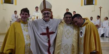 Obispo Juan Martínez con tres nuevos sacerdotes de la diócesis de Posadas\u002E (Seminario)