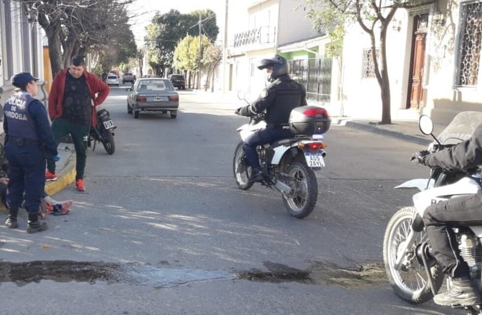 Otro más: fuerte colisión entre un vehículo y una motocicleta